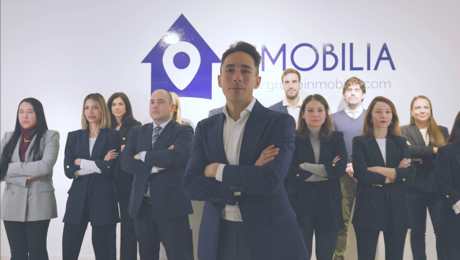 Equipo de captación de Ramón Resa frente a su agencia inmobiliaria