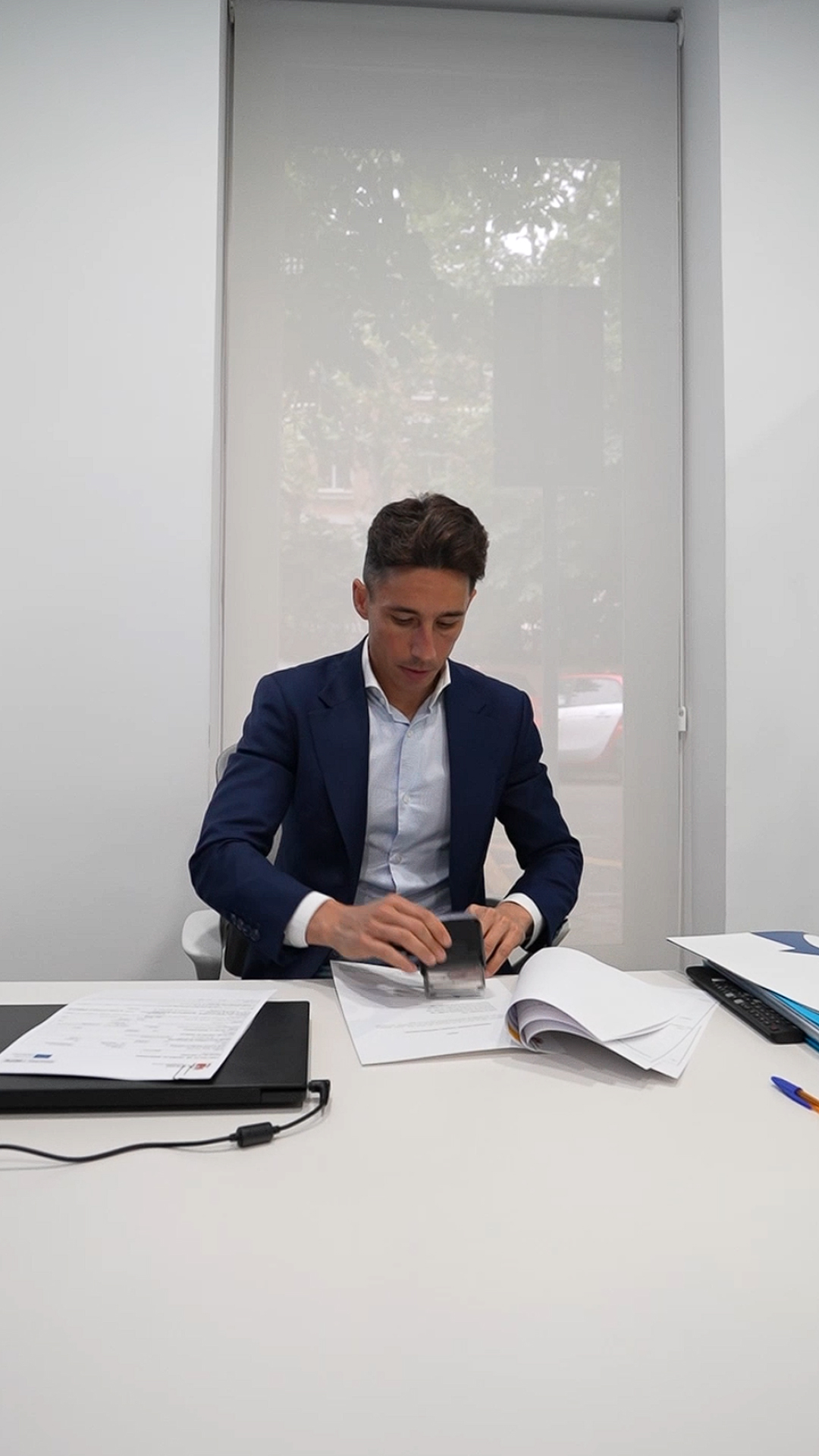 Ramón Resa trabajando en su oficina